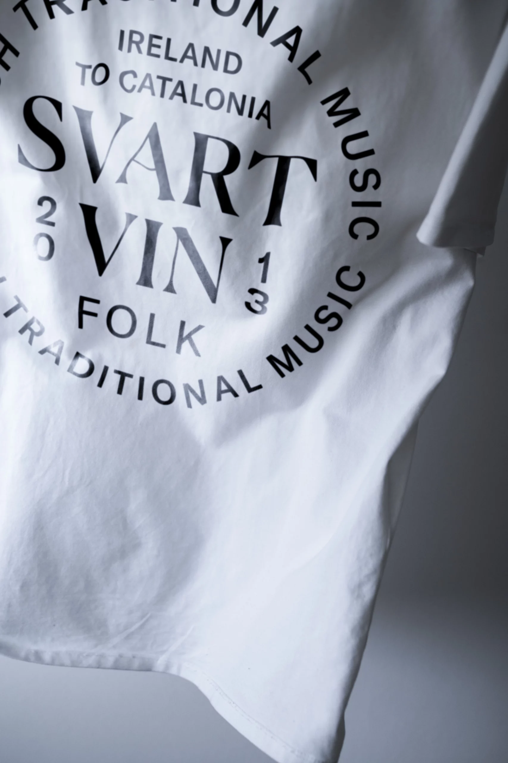 Camiseta-Svart-Vin